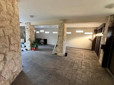 Casa en Alquiler con 2 cocheras