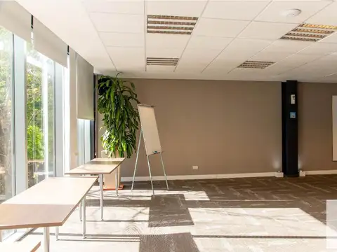 Oficina en Venta con 8 cocheras