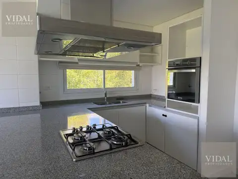 Casa 5 ambientes con 3 baños