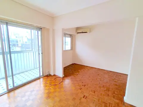 Semipiso al contrafrente 4 ambientes con Balcón muy luminoso en Piso 8vo.