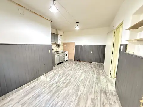 Depto pasillo en planta baja. 3 dormitorios. Patio. A mts parque Alem. Sin expensas