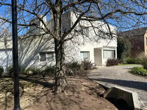 Venta de casa tres dormitorios, Abril Club de Campo