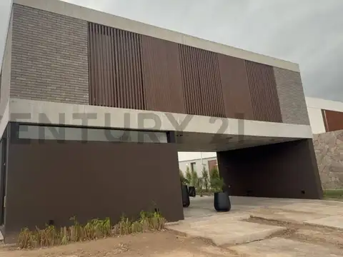 Casa 5 ambientes con 4 baños