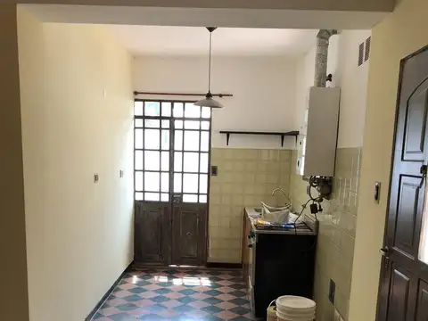 Departamento de pasillo, con patio