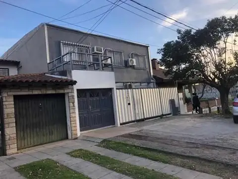 CASA DE SIETE AMBIENTES EN VENTA -CASTELAR