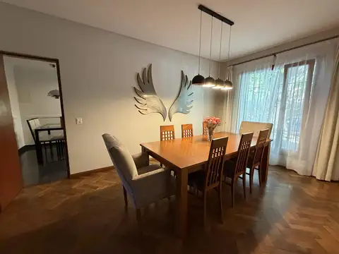 Venta Casa 4 ambientes en Acassuso con parque y Pileta
