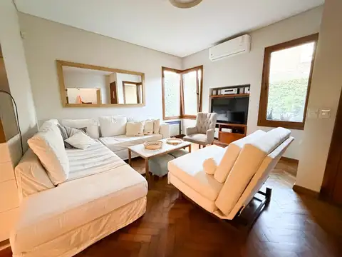 Venta Casa 4 ambientes en Acassuso con parque y Pileta