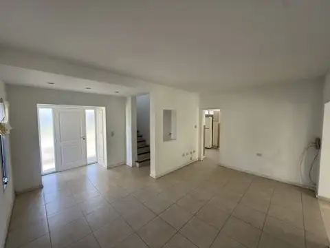 Casa 6 ambientes con 2 baños
