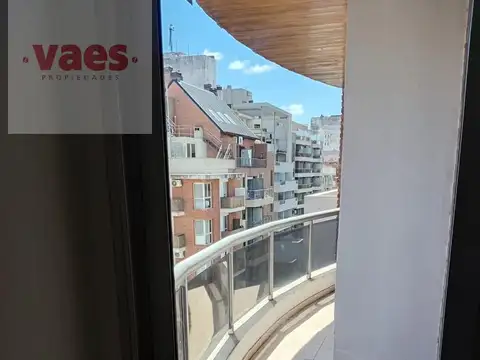 ALQUILER – Departamento de 2 dormitorios con balcón pasante en Nueva Córdoba