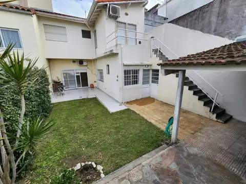 EXCELENTE CASA 3 AMBIENTES CON COCHERA Y PARQUE - PARRILLA - $ 1.700.000 -