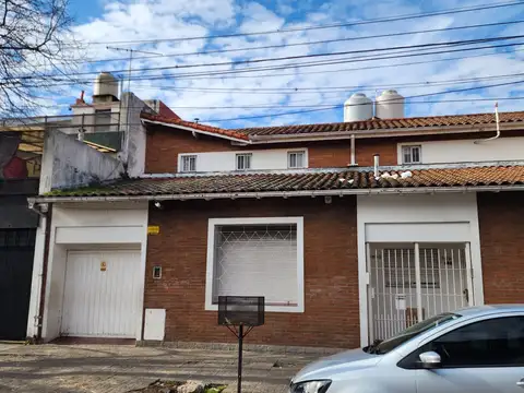 EXCELENTE CASA 3 AMBIENTES CON COCHERA Y PARQUE - PARRILLA - $ 1.700.000 -