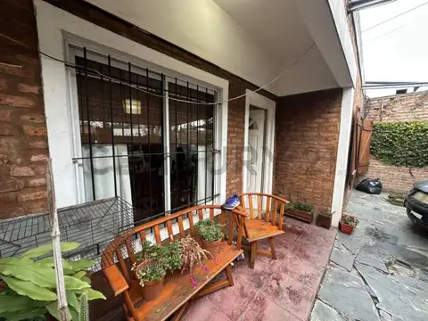 Oportunidad de Inversión y Proyecto: PH al Frente a Reciclar con Cochera y Patio