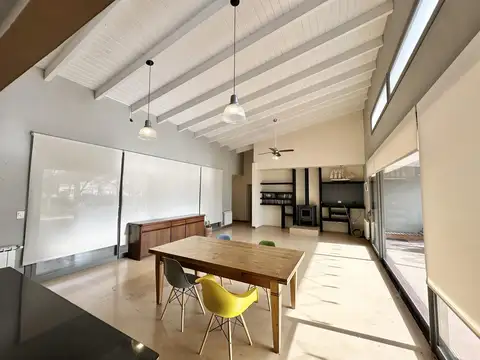 Gran casa de categoría en Venta en barrio Chacras de la Reserva. De 6 ambientes. Piscina