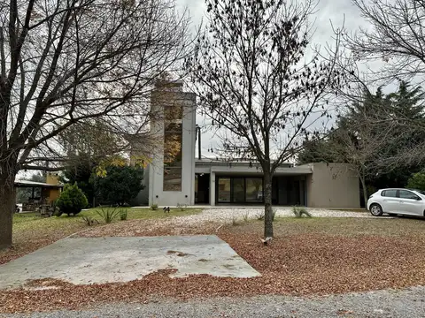 Casa 6 ambientes con 4 baños