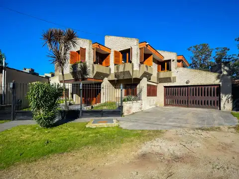 VENTA DE CASA 4 AMB DOBLE COCHERA,PARQUE Y PILETA