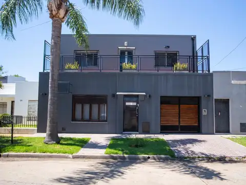 Venta Casa 5 ambientes con amplio parque y piscina en Palomar.