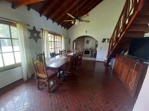 Casa 4 ambientes con 2 baños