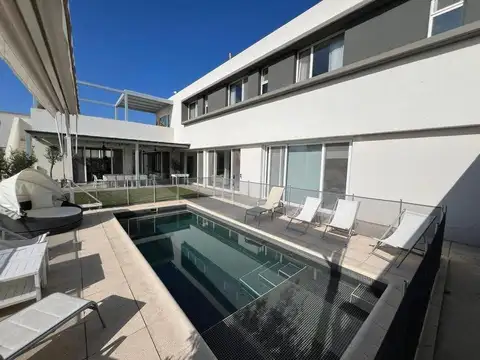 Casa en Venta con 2 cocheras