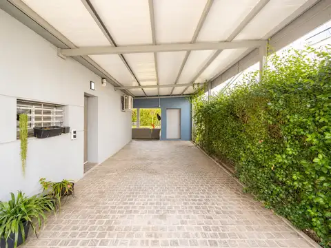 Casa en Venta con 2 cocheras
