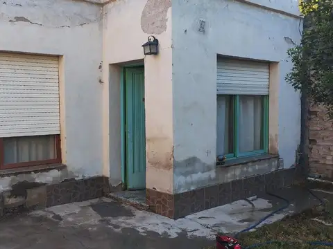 En Venta Casa Pequeña con Galpón