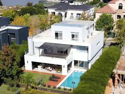 Casa 7 ambientes con 5 baños