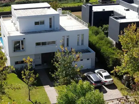 Casa en Venta con 2 cocheras