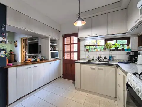 VENTA HERMOSA CASA CON PILETA + DOS DEPARTAMENTOS INDEPENDIENTES