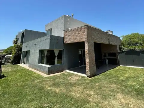 Amplia Casa en venta en Las Cañitas Barrio Cerrado