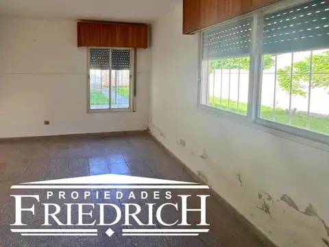 Casa en Alquiler con 2 cocheras