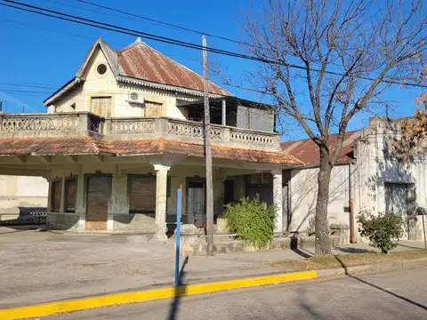 Casa 8 ambientes con 3 baños