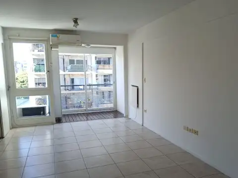 1 AMB. APTO PROFESIONAL. EXCELENTE ESTADO. CERCA DE COLEGIALES. F LACROZE. 10 CUADRAS DE CABILDO