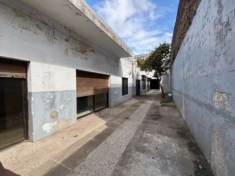 ALQUILER.-  GRAN DEPOSITO CON VIVIENDA- IDEAL PARA TALLER - 494 M2 CUBIERTOS