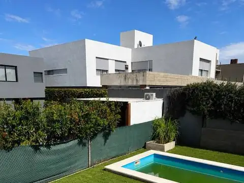 Casa en Alquiler con 3 cocheras