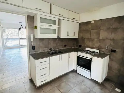 HERMOSO SEMIPISO 3 AMB. AL FRENTE CON COCHERA EN FLORES