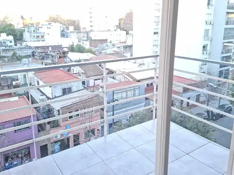 EXCELENTE DEPARTAMENTO DE 2 AMB. AL FRENTE BALCON SEMIPISO MUY LUMINOSO Y AIREADO COCINA SEPARADA