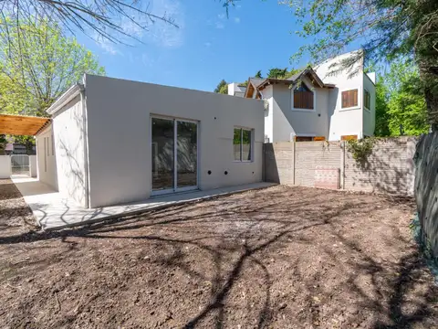 Casa de dos dormitorios con patio total reciclada en Gonnet