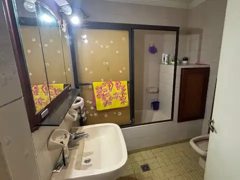 CASA 4 AMBIENTES EN VENTA EN BARRIO PARQUE BERNAL CON COCHERA.