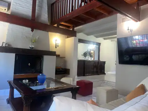 Casa en Venta con 2 cocheras