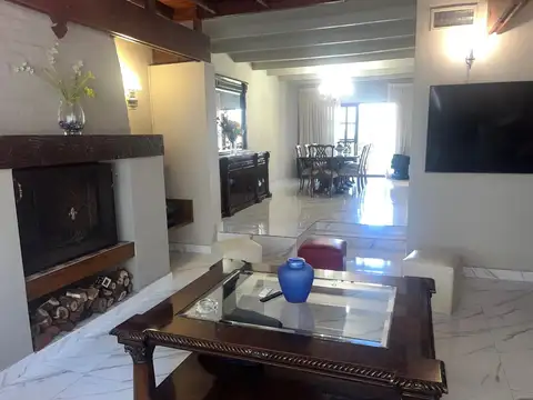 Casa 5 ambientes con 4 baños