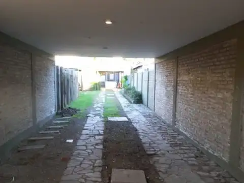 Hermosa casa interna de dos dormitorios, 2 patios, 3 baños, cochera y parrillero, Destino famil...