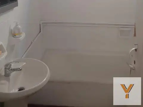 Casa en venta - 2 Dormitorios 3 Baños - Local - 353Mts2 - Caseros