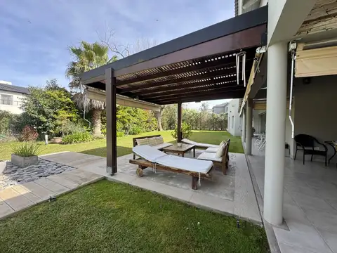 Casa 7 ambientes con 4 baños