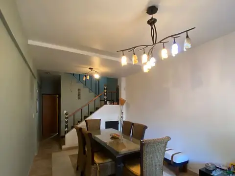 TRIPLEX EN VENTA CASEROS 4 AMBIENTES CON PATIO
