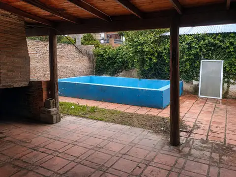 CASA EN VENTA A REFACCIONAR · FISHERTON R · A METROS DEL JOCKEY CLUB