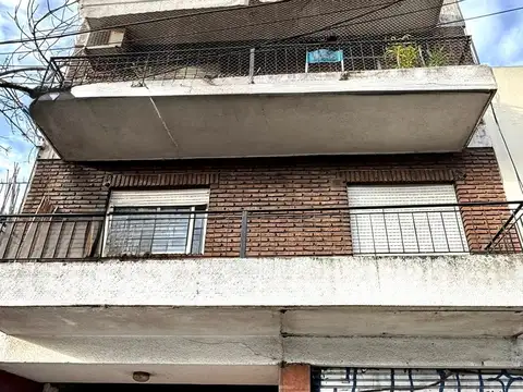 Muy buen departamento 2 amb con balcon corrido, bajas expensas y terraza de uso exclusivo