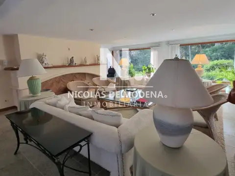 Vende espectacular casa en Beverly Hills - Punta del Este de 2 plantas con piscina, parrillero