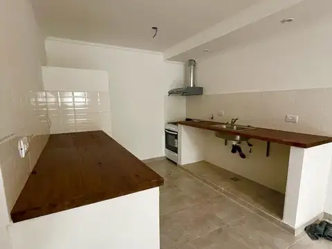 LOFT CON COCHERA A ESTRENAR - CON PATIO - A 100 MTS. PLAZA PRINCIPAL 1810 - LOBOS CENTRO