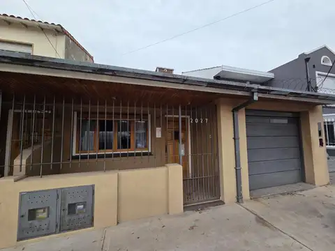 EXCELENTE CASA 2 AMB AL FTE C/COCHERA Y GALERIA EN BANFIELD!