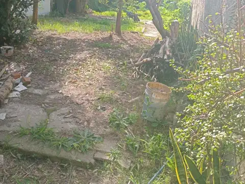 VENTA CASA DE TRES AMBIENTES,  PATIO,  AMPLIO PARQUE, OPORTUNIDAD.