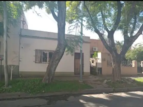 VENTA CASA DE TRES AMBIENTES,  PATIO,  AMPLIO PARQUE, OPORTUNIDAD.